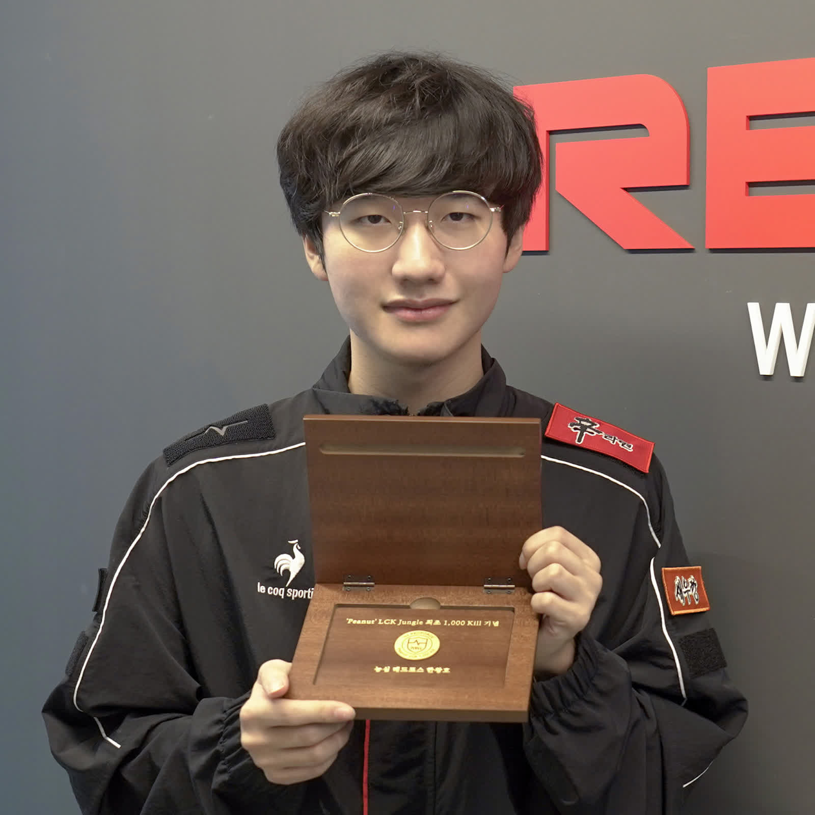 Peanut receives a special gift commemorating 1000 kills at LCK