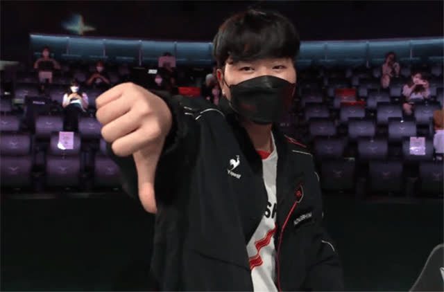 Gori once again makes a thumbs-down gesture towards T1