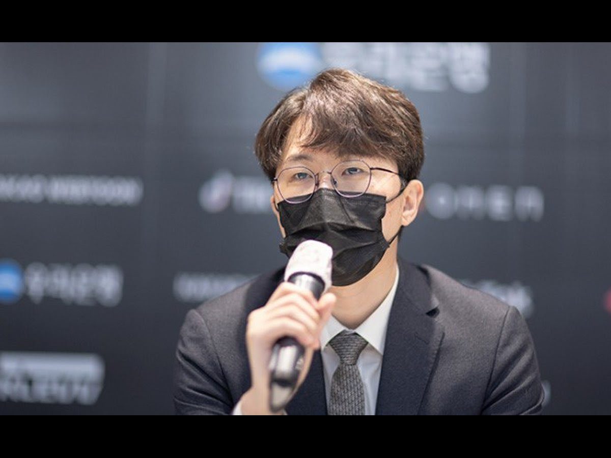 This coach does not hesitate to imply that the T1 captain and some veterans did not follow his tactical plan, leading to T1's defeats
