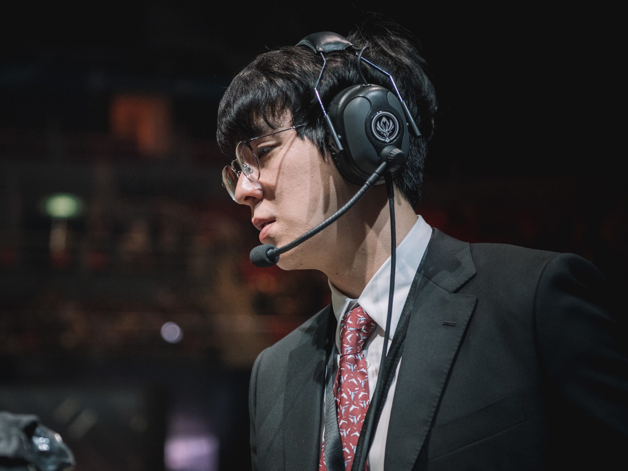 Coach kkOma officially surpasses his former student Faker to become the first individual to win 10 LCK championships, including 8 titles with T1 (SKT) and 2 with DWG KIA.