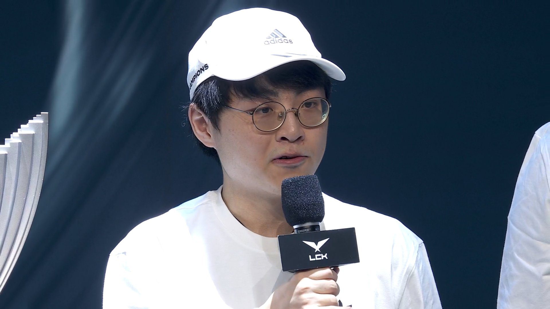 ShowMaker becomes the 17th player in LCK to reach 1000 kills. He is also the fastest player to achieve 1000 kills in the history of the top Korean League of Legends tournament, taking only 3 years to reach this milestone (since being promoted to LCK in 2019). Meanwhile, Faker, who leads the kill record in LCK, took 3 and a half years to reach 1000 kills.