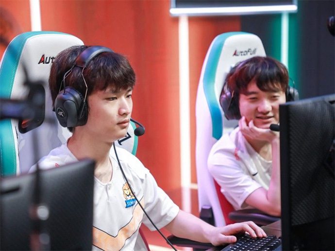 SwordArt and Huanfeng sit at home watching Worlds through livestream