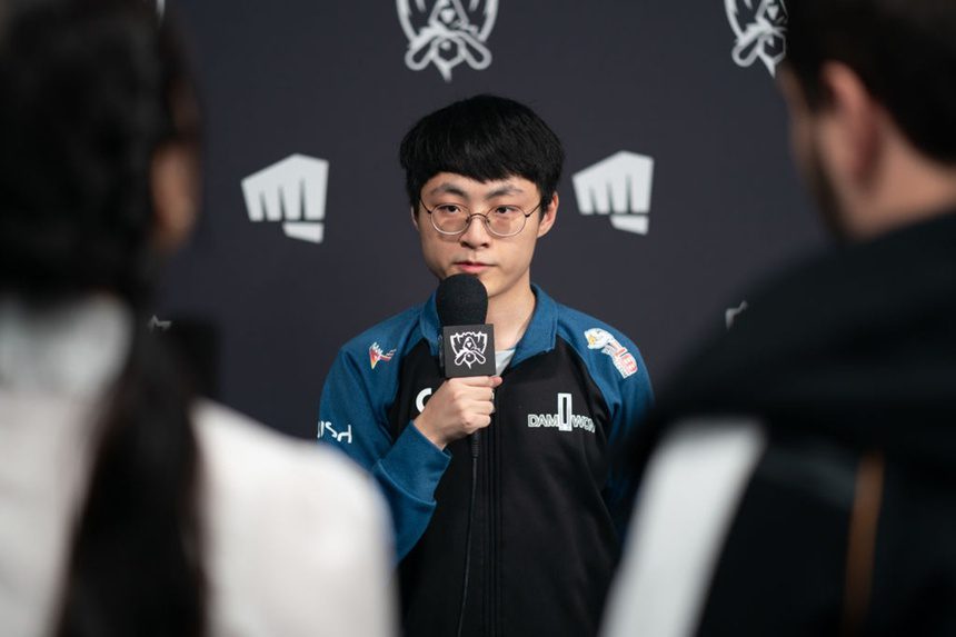 At age 21, ShowMaker is currently one of the top mid laners in the world
