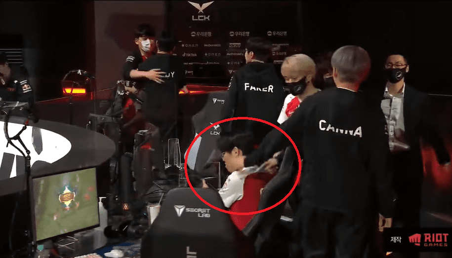 While teammates jumped up to celebrate, smiling widely, the camera caught Oner still sitting in a daze