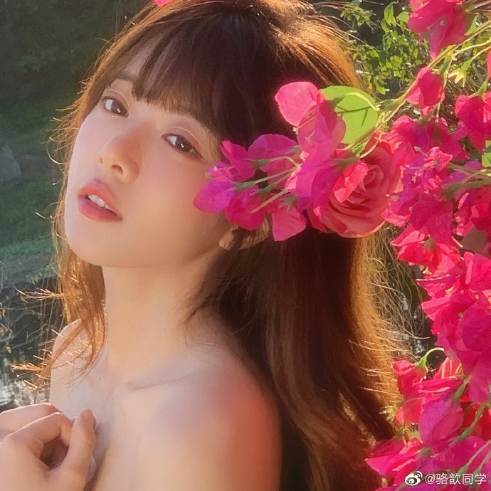 Although the photoshoot allows Luoxin to showcase her alluring and sizzling figure, netizens were mesmerized by