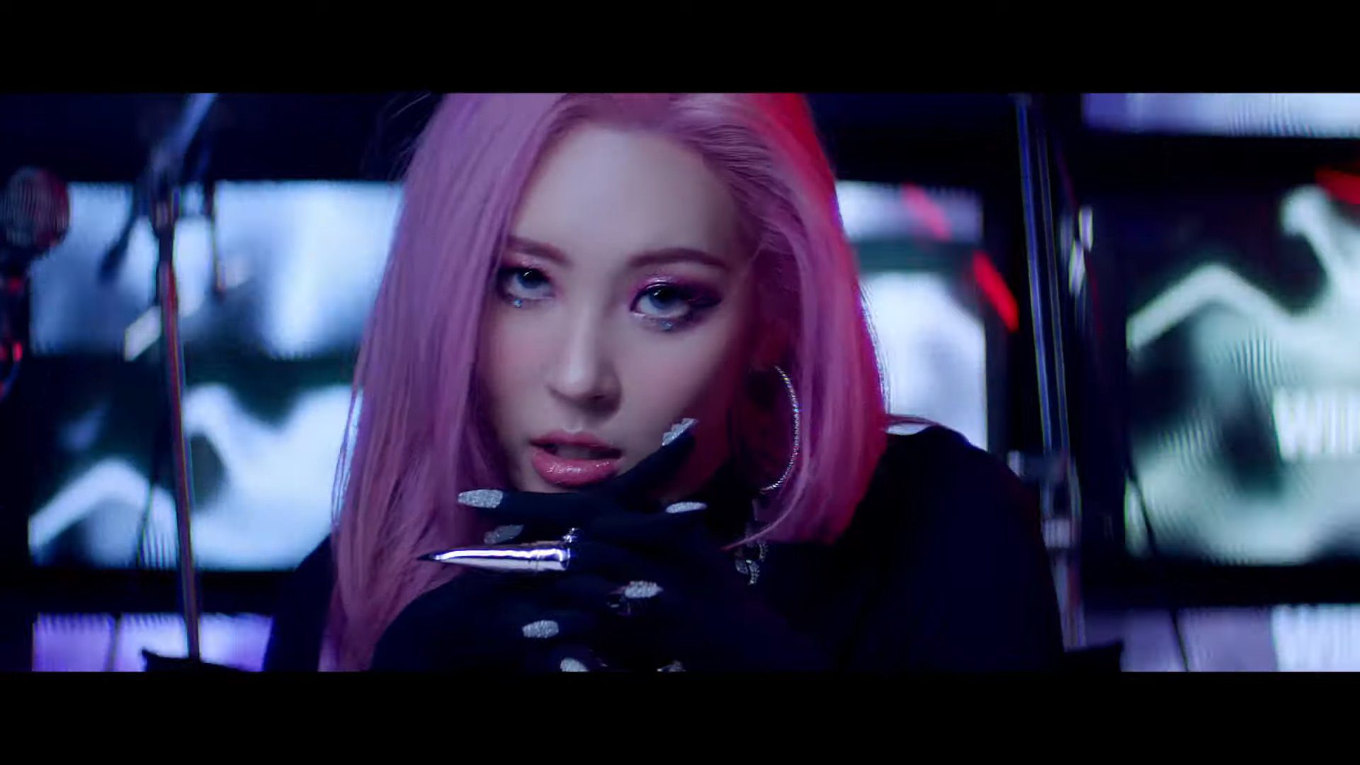 Sunmi in the 'Go or Stop?' MV