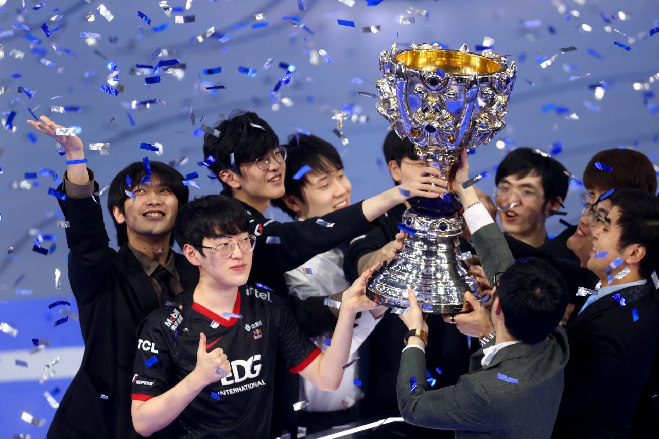 EDG completes LPL's year of dominance with the Worlds 2021 trophy