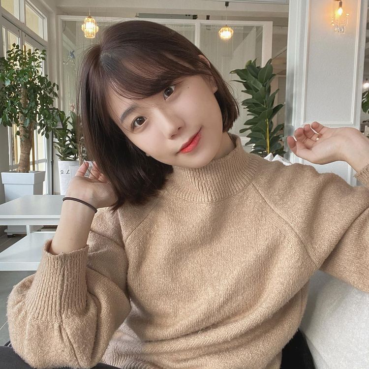 Host Jeesun Park is also considered an angel of LCK and the League of Legends community due to her charming and gentle looks