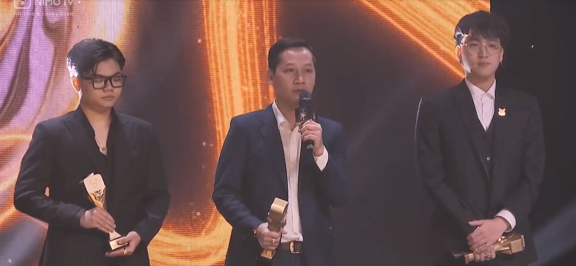 Thầy Giáo Ba received the Best MOBA Streamer of The Year 2021 award