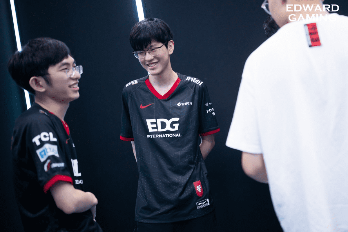 Jiejie (center) - the silent hero in EDG's historic achievements