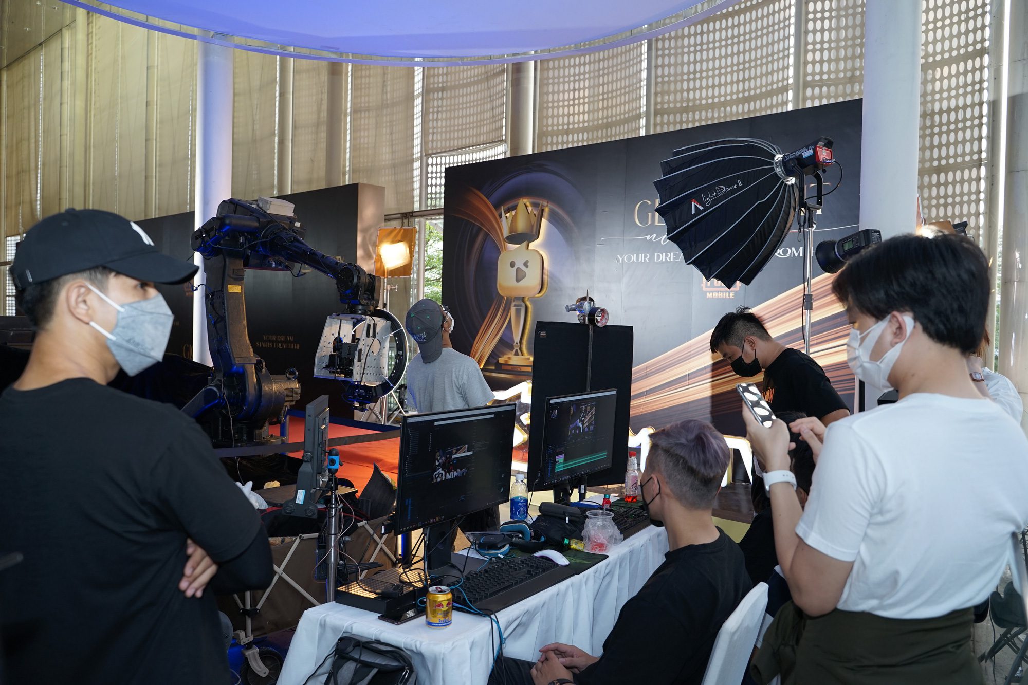 Glambot - super modern filming technology previously used in renowned award ceremonies like the Grammy and Oscar... also appears in this Gala