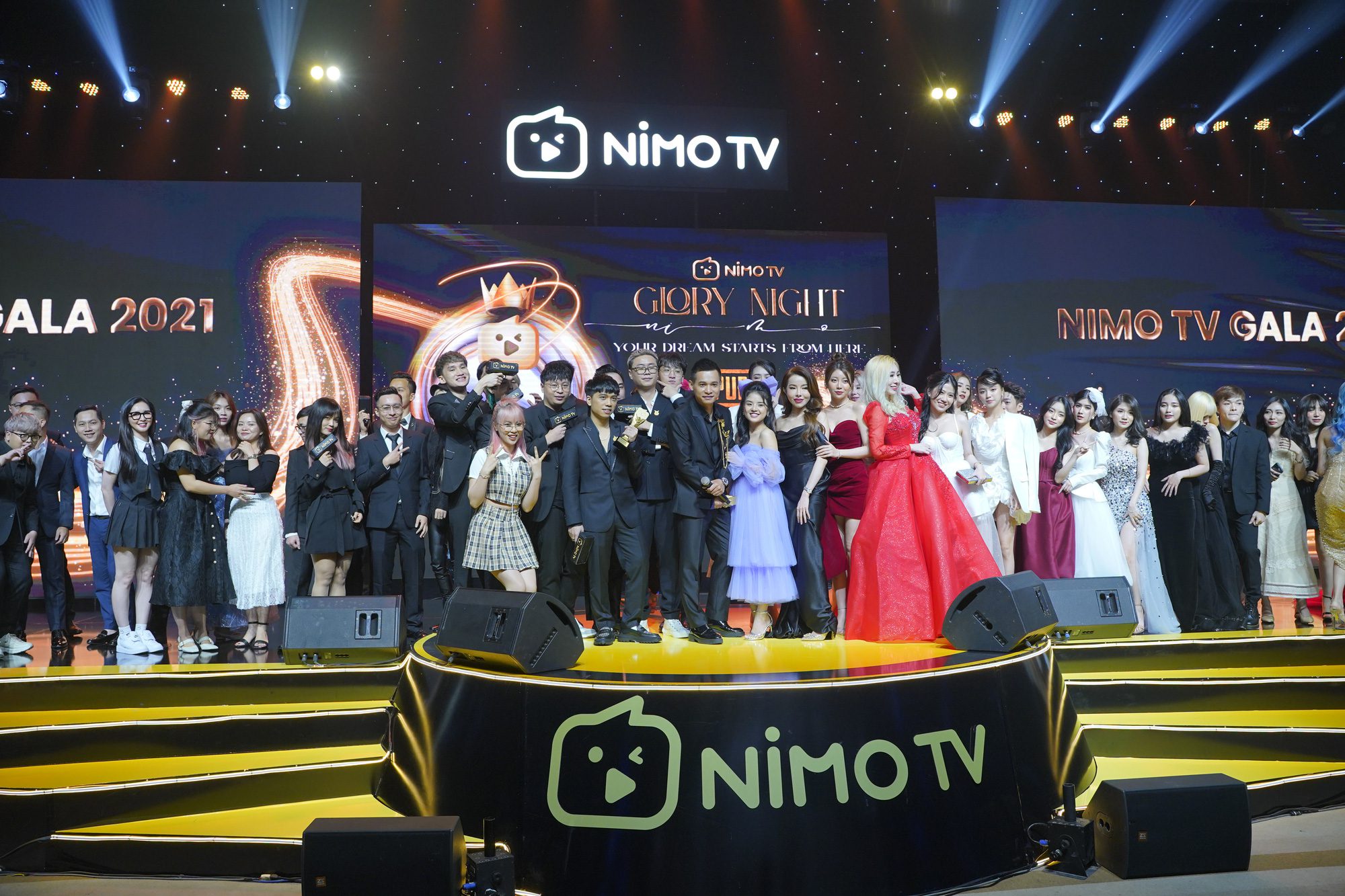 The Nimo TV Glory Night 2021 event gathered famous streamers and idols in the Vietnamese streaming community