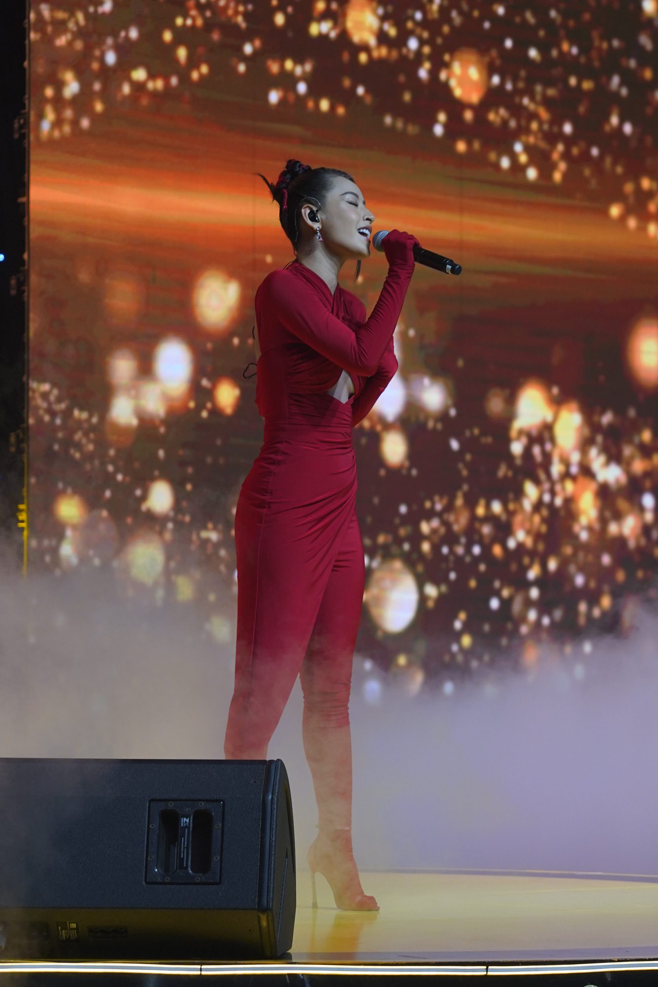 The Nimo TV Glory Night 2021 gathered many famous showbiz stars such as Karik, Soobin Hoàng Sơn, Chi Pu