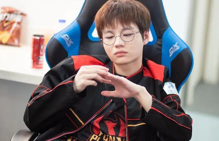 Despite having a rather 'cold' exterior, Doinb reveals Crisp is someone who easily loses his cool and has reckless plays