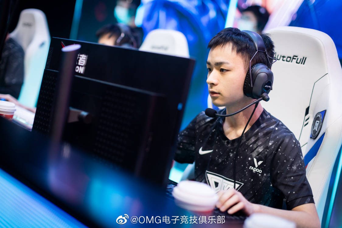 Turns out the game thrower is Able - a professional player competing in the LPL with OMG, who was once viewed as the 'heir to Uzi'