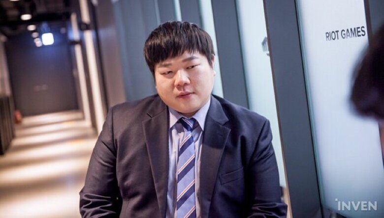 Coach Kim has also recently been fired by DRX, even earlier than the coaching duo Daeny - Zefa