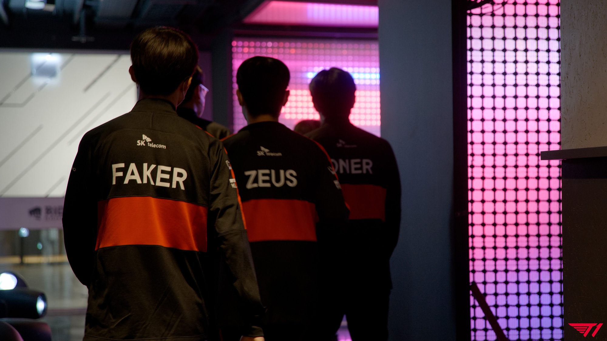 T1 is expected to win against HLE to extend their undefeated streak while putting pressure on Gen.G