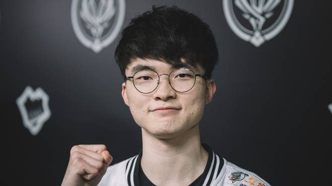 His new glasses seemingly make Faker look more handsome and brighter.