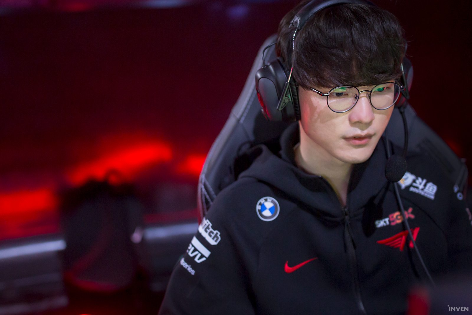 Faker gradually proves he is not any less than actors or models in the entertainment industry.