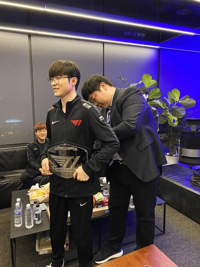 Coach Kim was the first to bench Faker in favor of Clozer