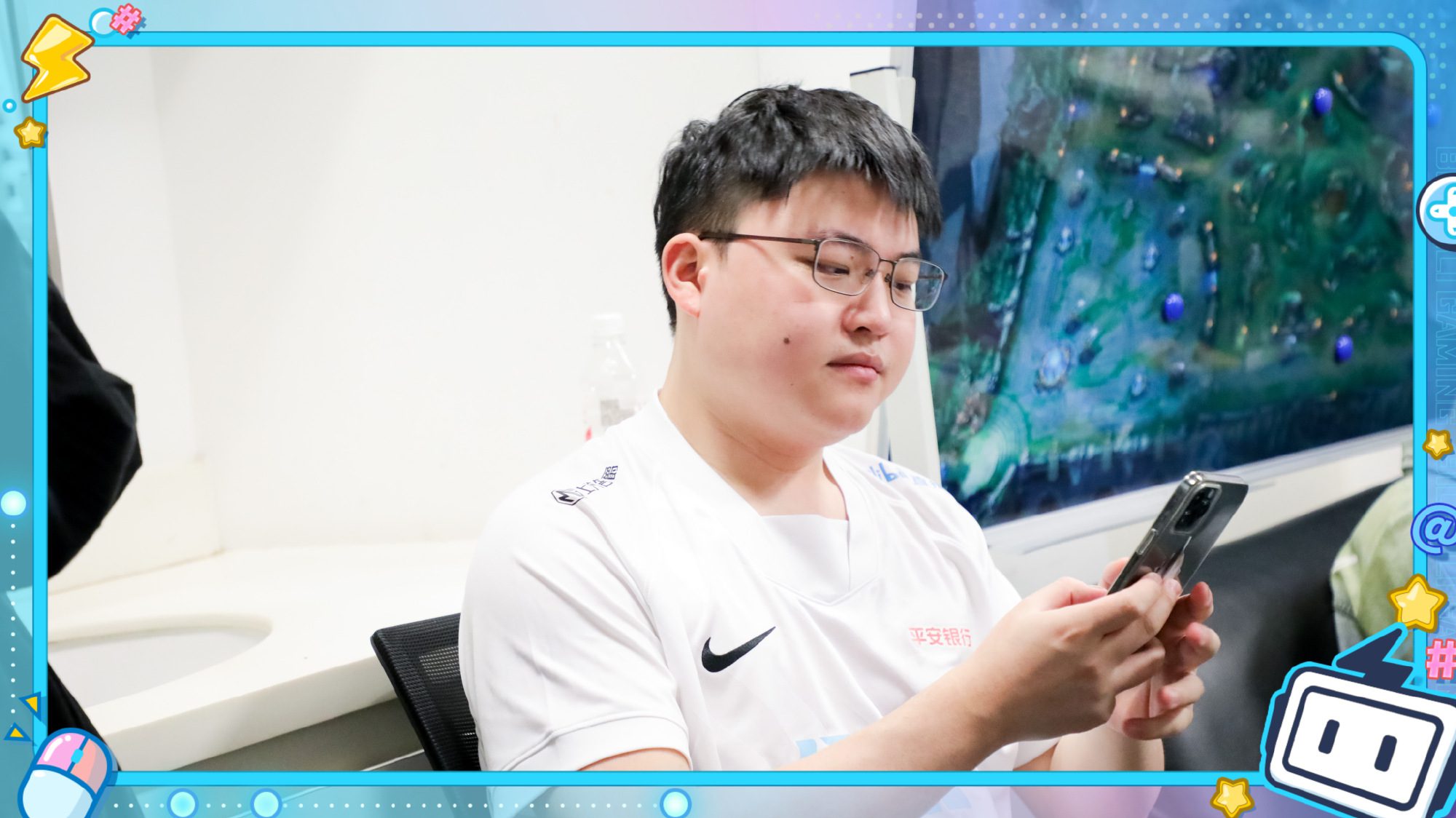 Uzi's plight: not only rarely playing but also receiving a 'penalty notice'