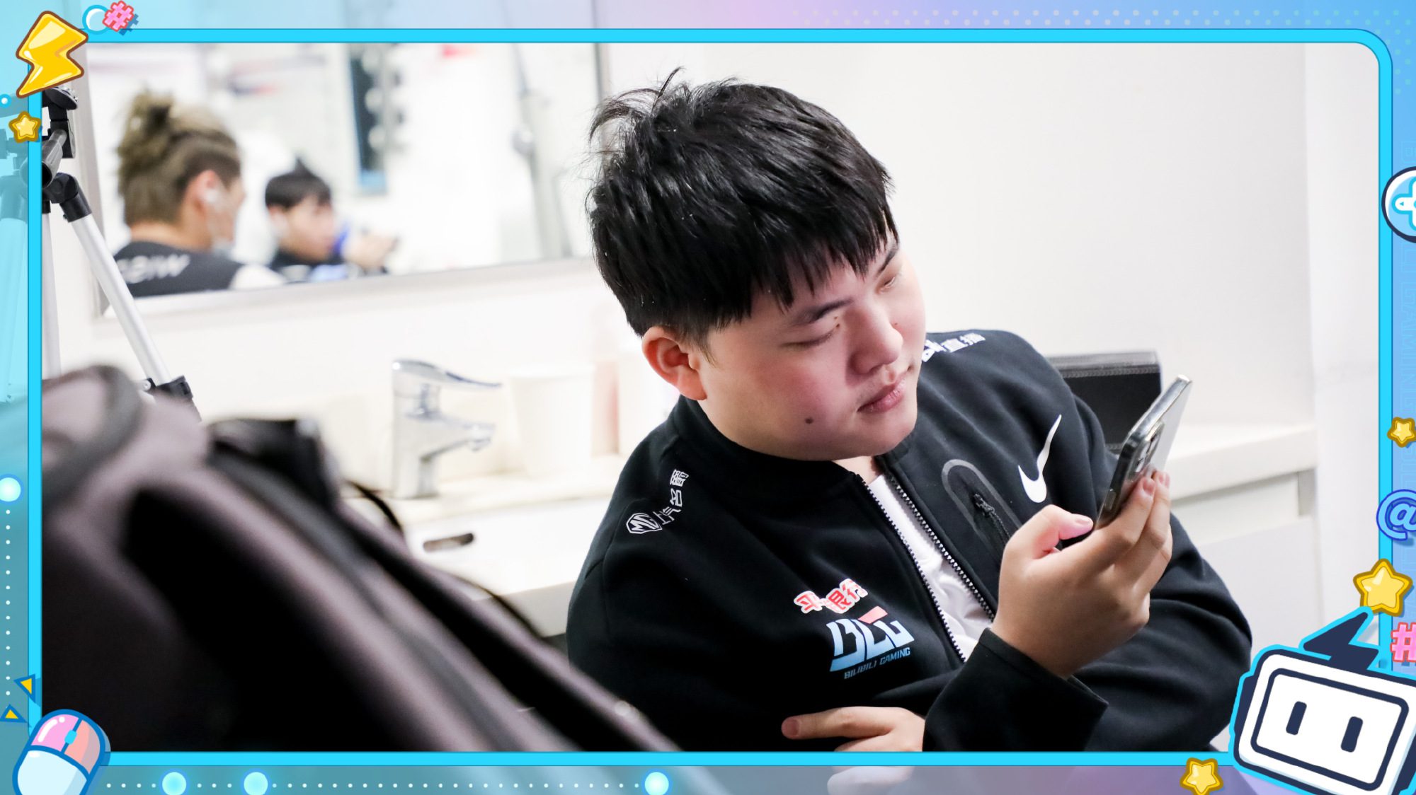 What remains of Uzi each time BLG plays is the image of the Super Marksman sitting... on his phone