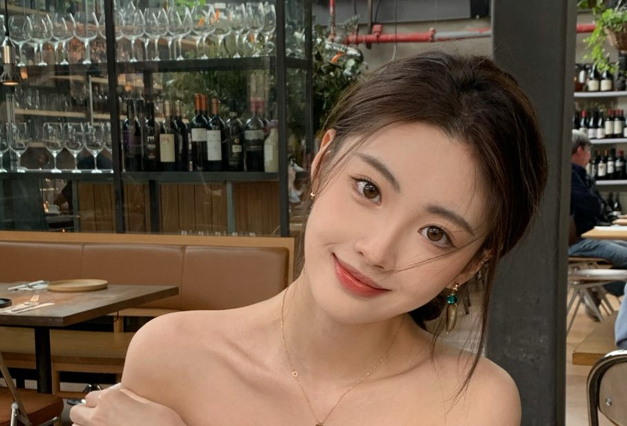 Ye Yi is friends with Uzi's fiancée, so it's understandable that she would date a member of RNG