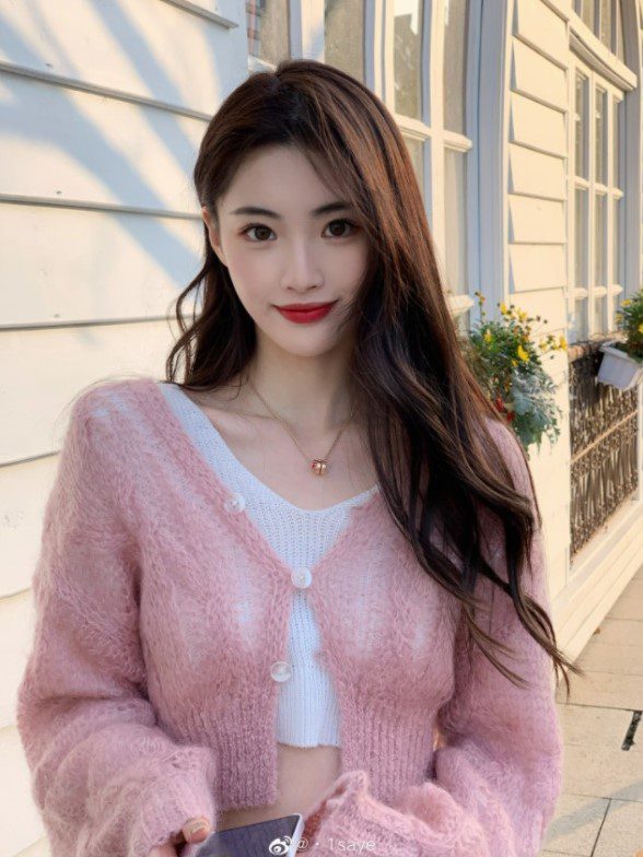 Ming's girlfriend is not only beautiful but also a talented blogger with a huge income