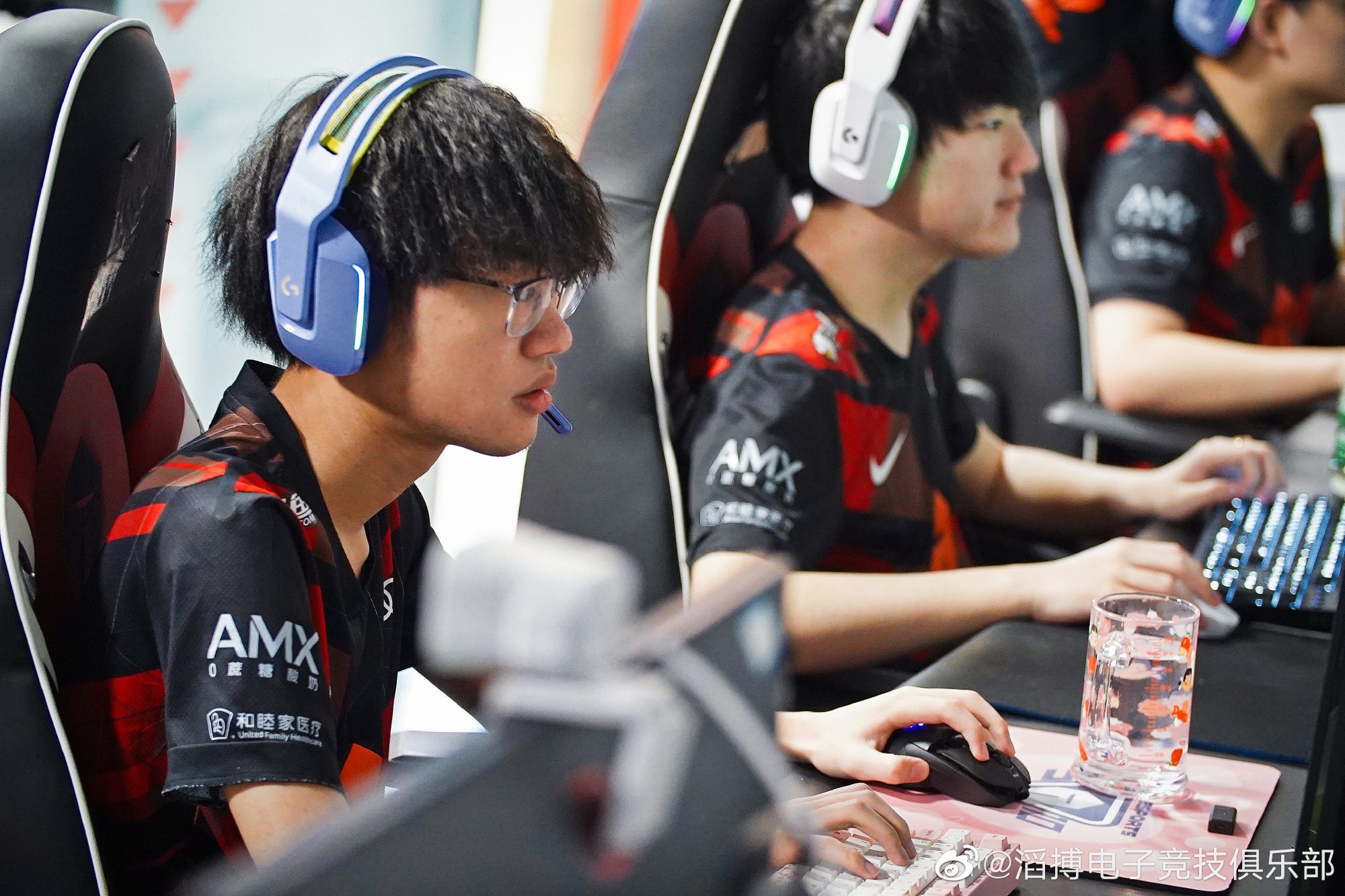 TES is the first team to reach the semifinals after a comeback against V5