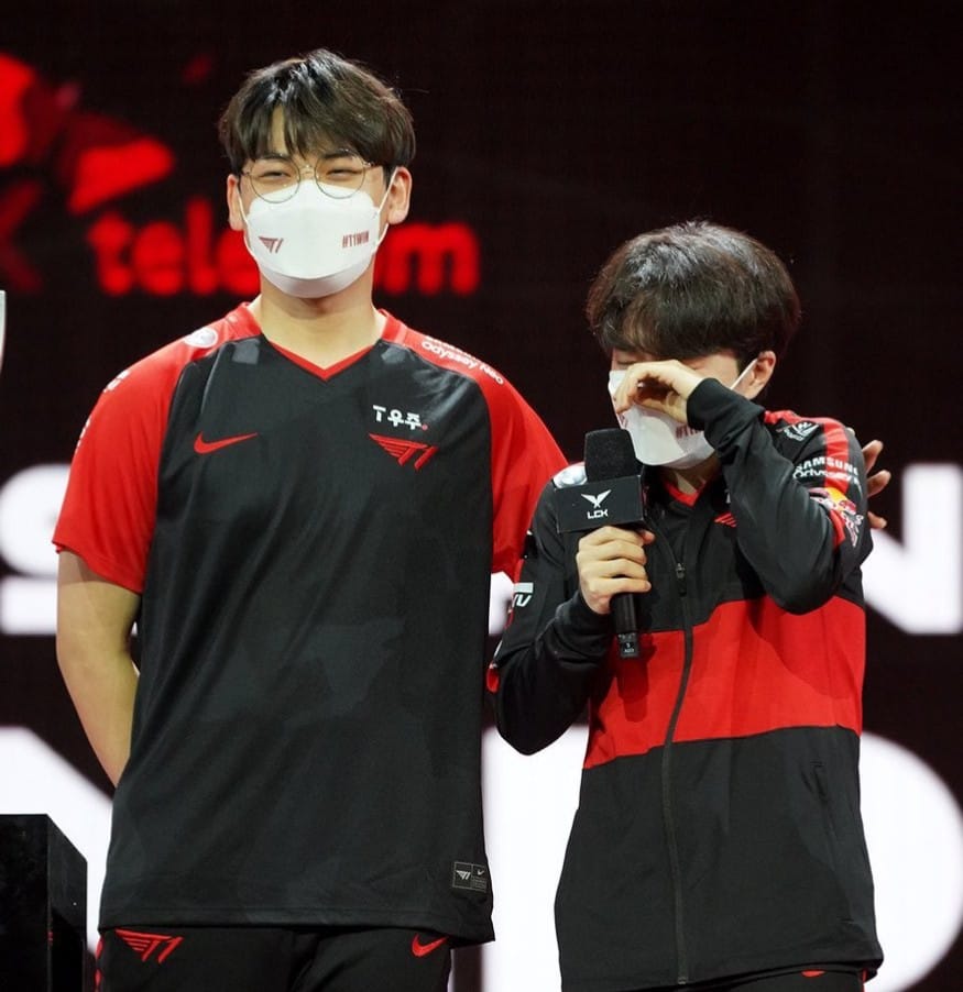 Gumayusi comforting Keria after winning the LCK Spring 2022 championship
