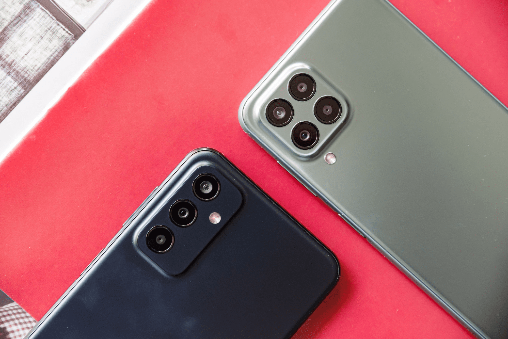 The two phones M23 (3 vertical cameras) and M33 (4 parallel cameras)