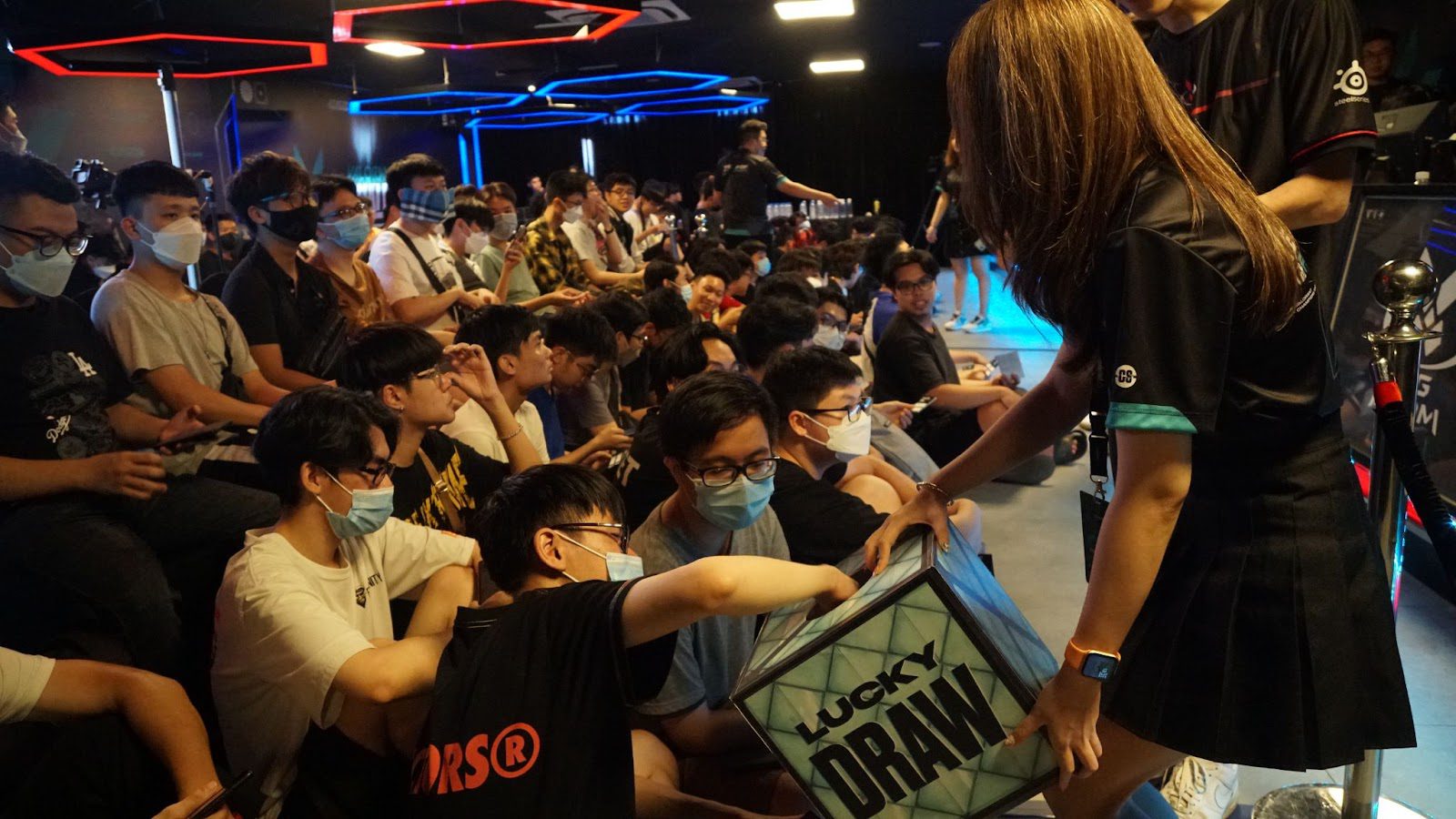 The audience arrived very early to check-in, interact with the players, and receive exciting gifts!