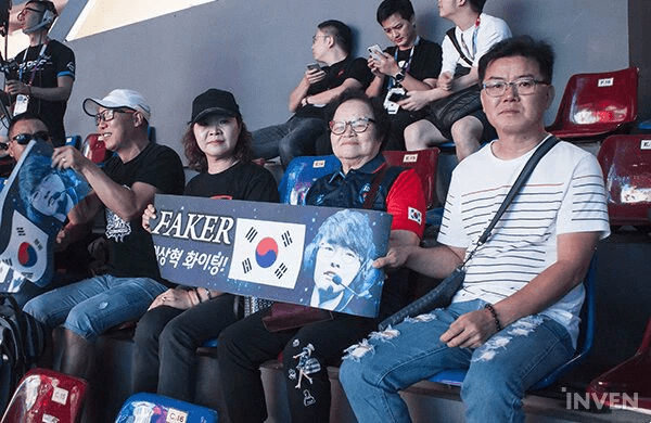 Faker's father and grandmother (from right to left)