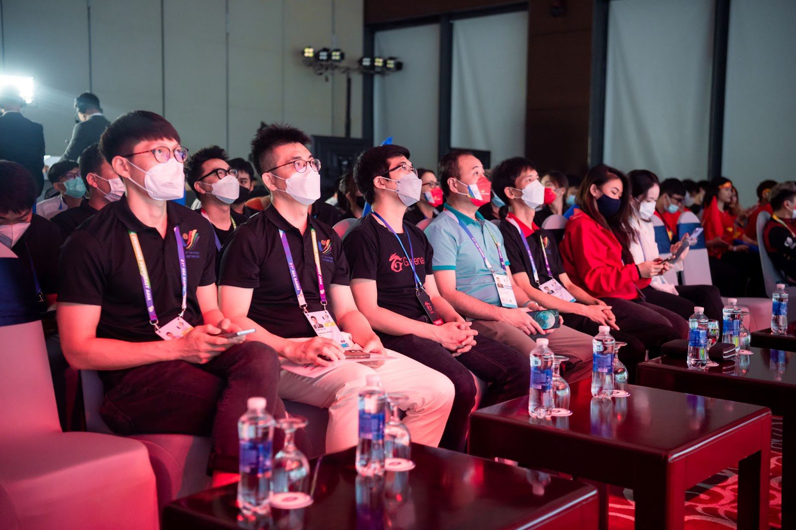 Additionally, there were distinguished guests: Mr. Vu Chi Cong - General Director of GARENA Vietnam (wearing a black shirt with Garena logo) sitting next to Mr. Dang Danh Tuan - Deputy Director of the Department of Physical Education and Sports for the People (wearing a blue shirt)