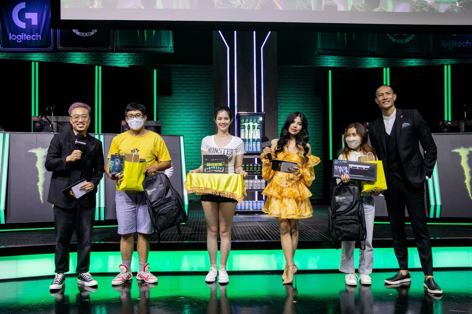 Fans attending the fan meeting also had the chance to receive gifts from GAM and sponsors