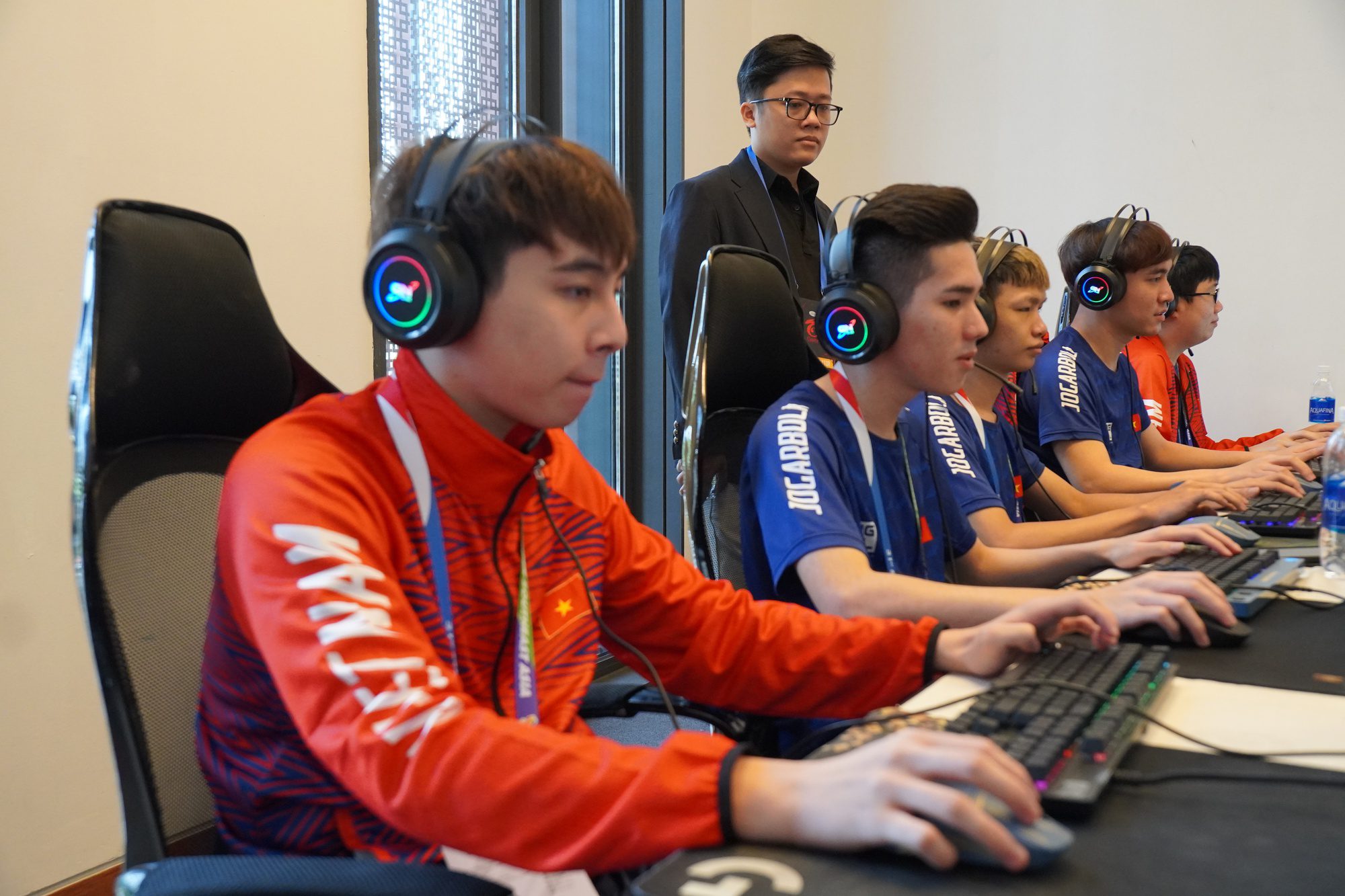 Vietnamese team players have started training, getting familiar with the competition equipment in preparation for SEA Games 31