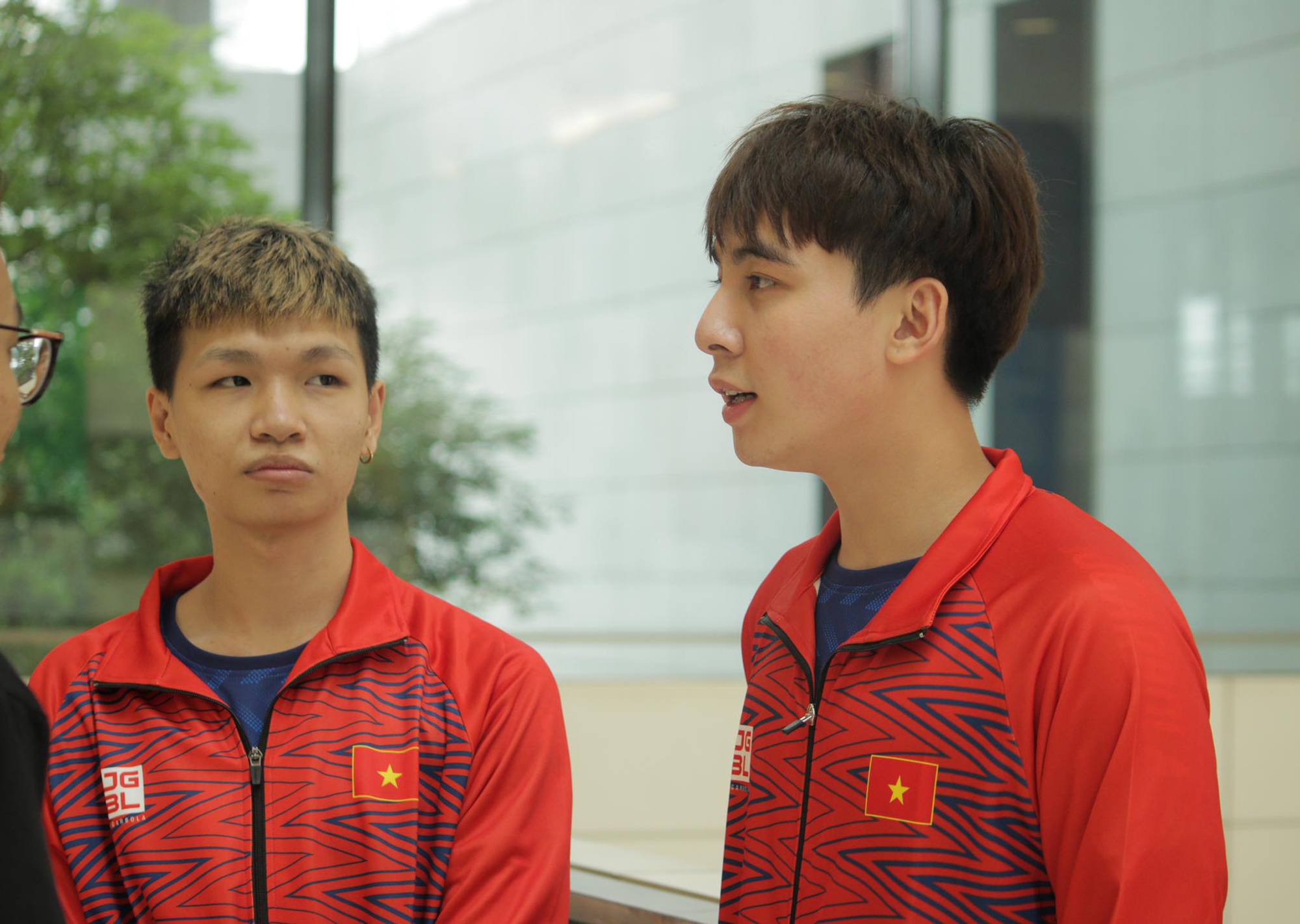 Divkid (right) 
