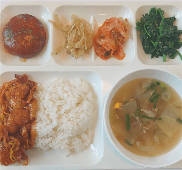 Here is Faker's 'lunch' with his teammates