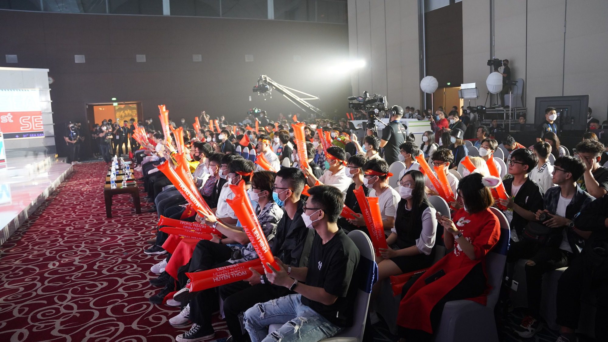 A large crowd came to support Vietnam's League of Legends team