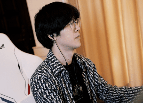 Players who can't go home due to the pandemic like TheShy have no choice but to rank and livestream to alleviate boredom
