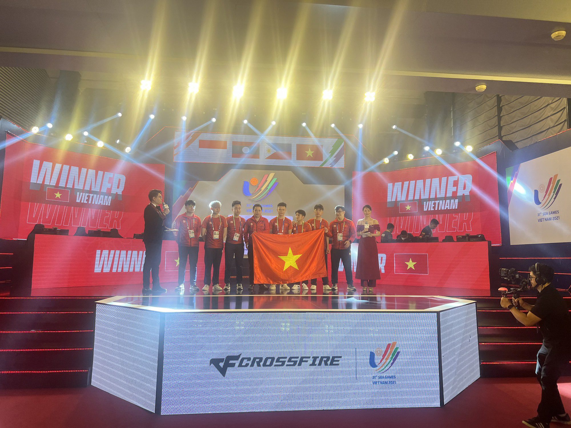 Vietnamese Crossfire players on the medal podium (Photo: Kayle)