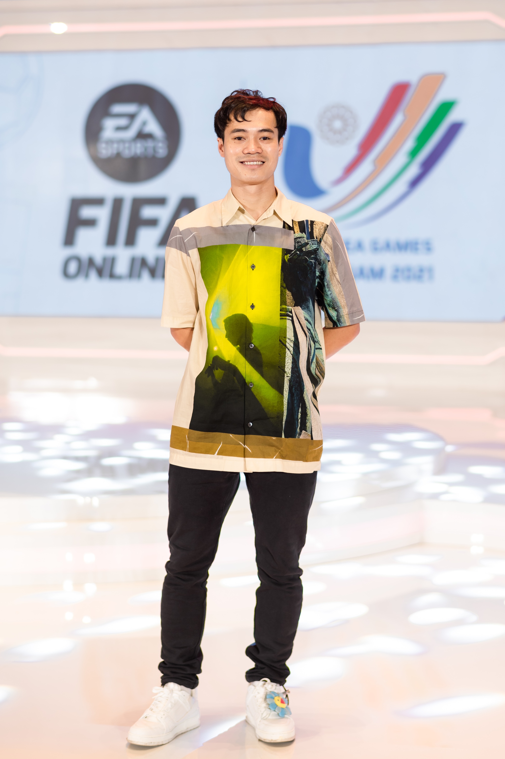 Player Nguyễn Văn Toàn also joined in cheering for Vietnam's players competing for the gold medal in FIFA Online 4 at SEA Games 31