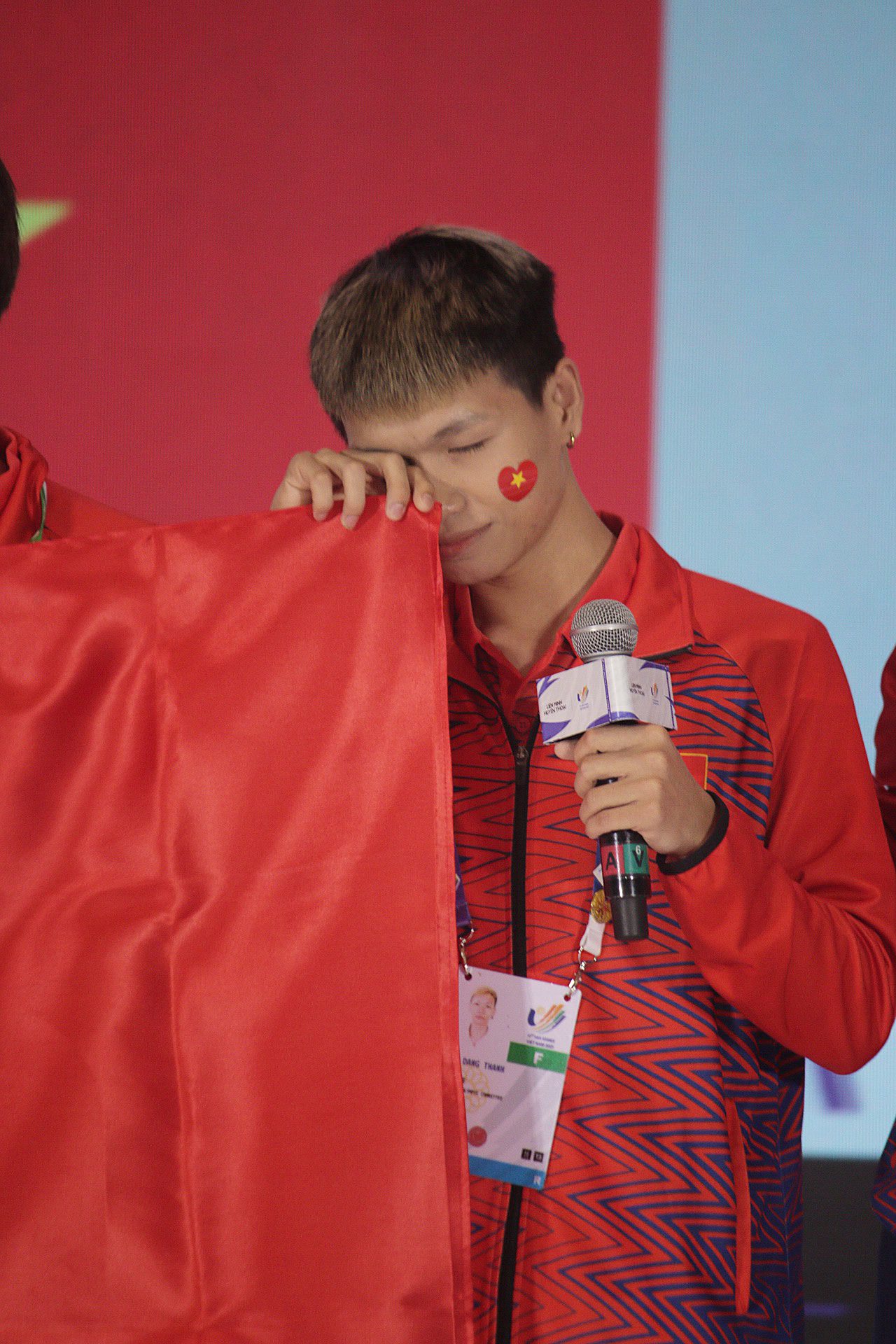 Kati sheds tears when winning the gold medal for Vietnam's League of Legends team at SEA Games 31 (Image: Kayle)