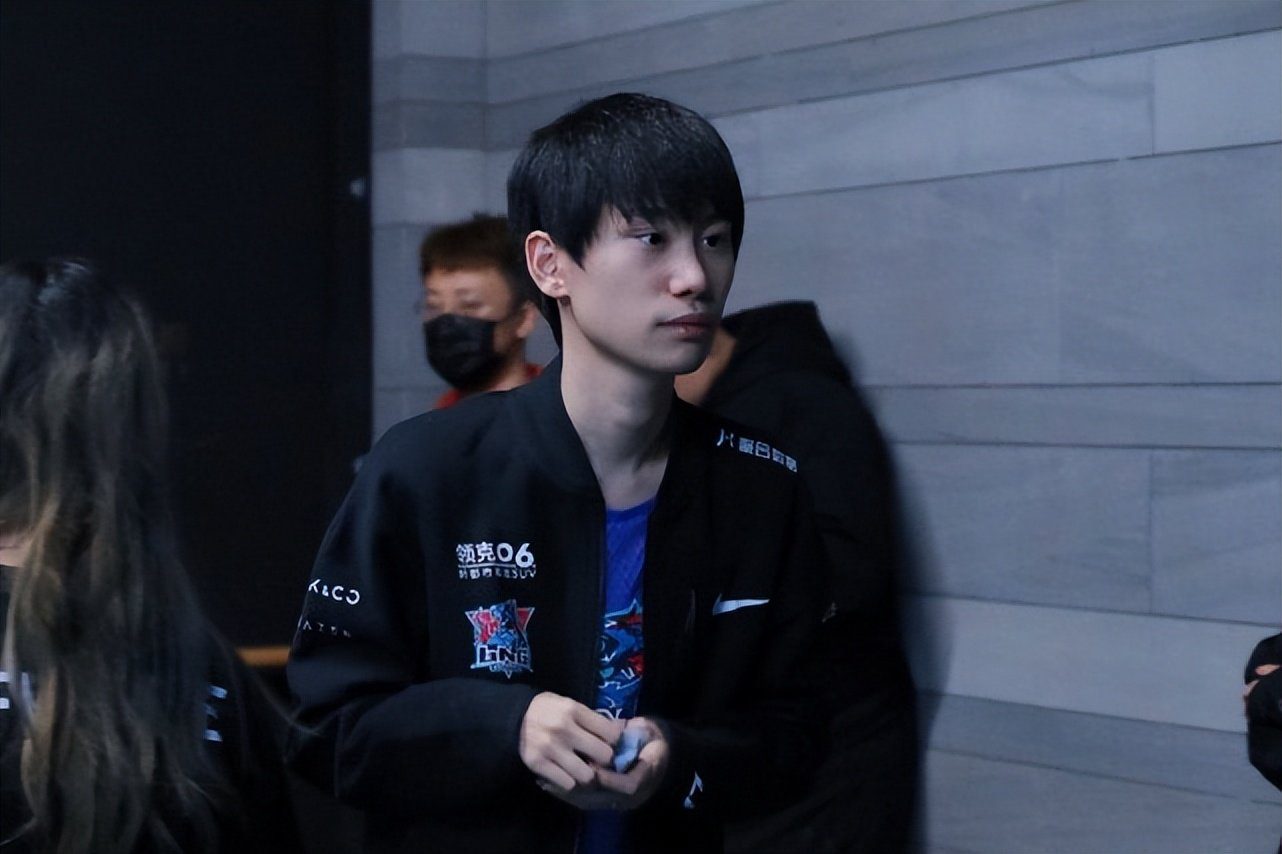 Doinb has a very good relationship within the professional League of Legends community, making his information highly sought after by fans