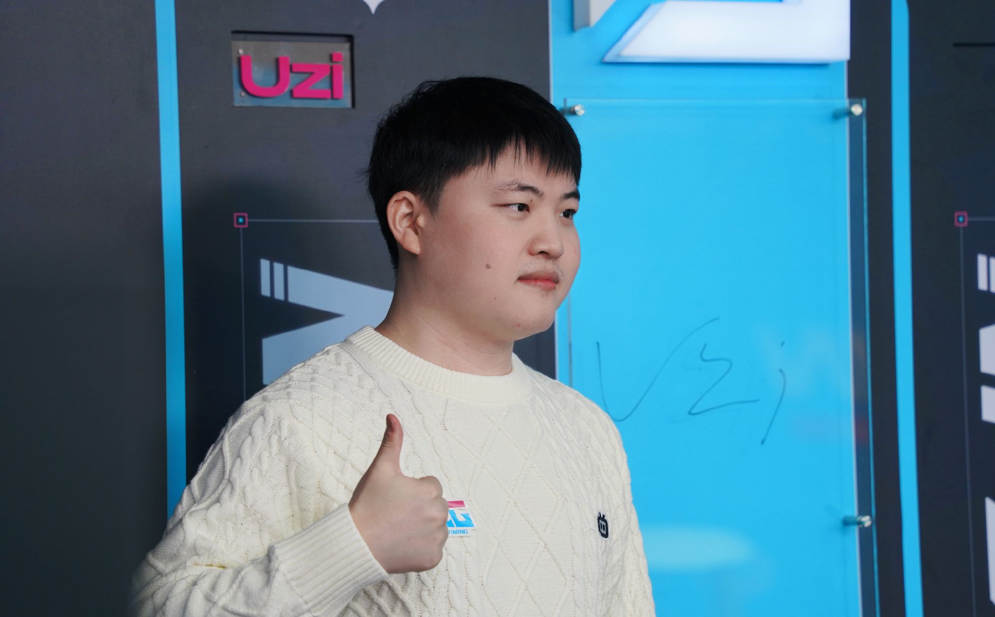 Even legends like Uzi have been fined for wearing flip-flops to a match