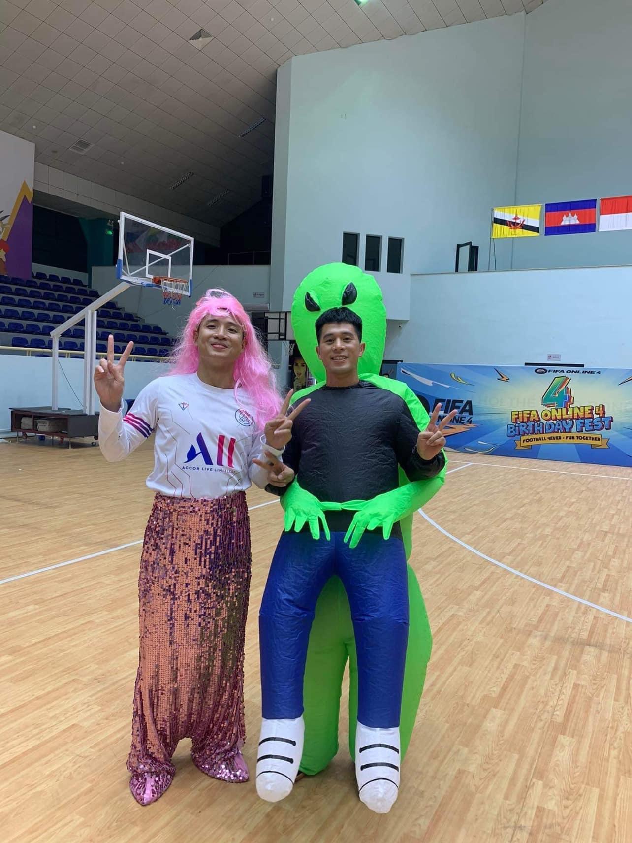 The young defenders Tien Dung - Dinh Trong charmingly wearing their 