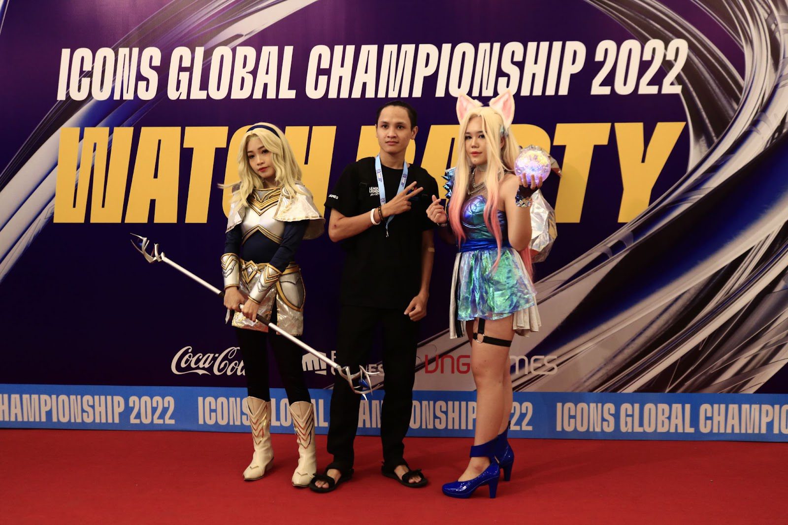 Guests had the opportunity to take photos with two beautiful girls dressed as Lux and Ahri.