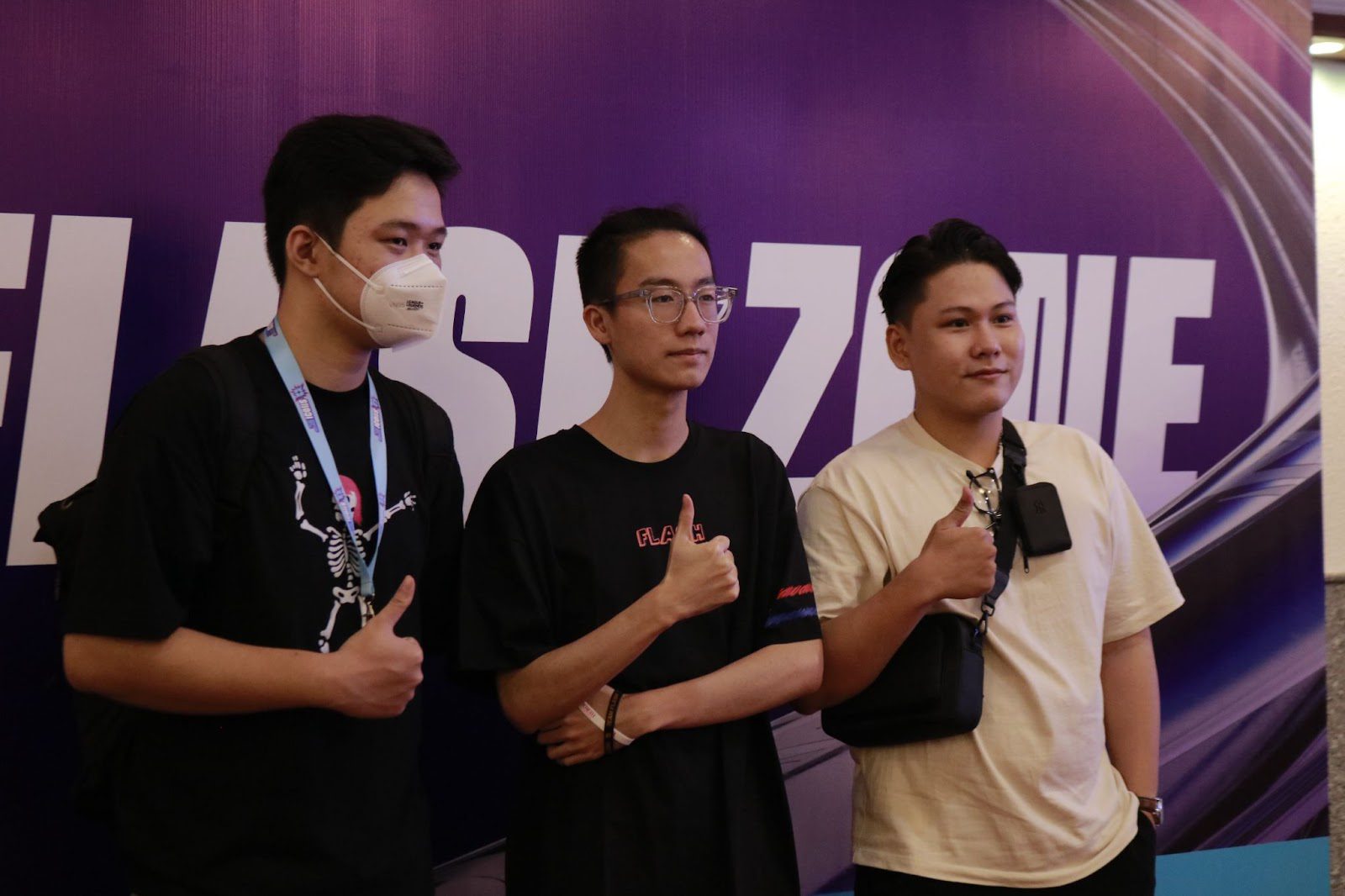 Player FL.Elly takes a photo with fans before the Finals take place