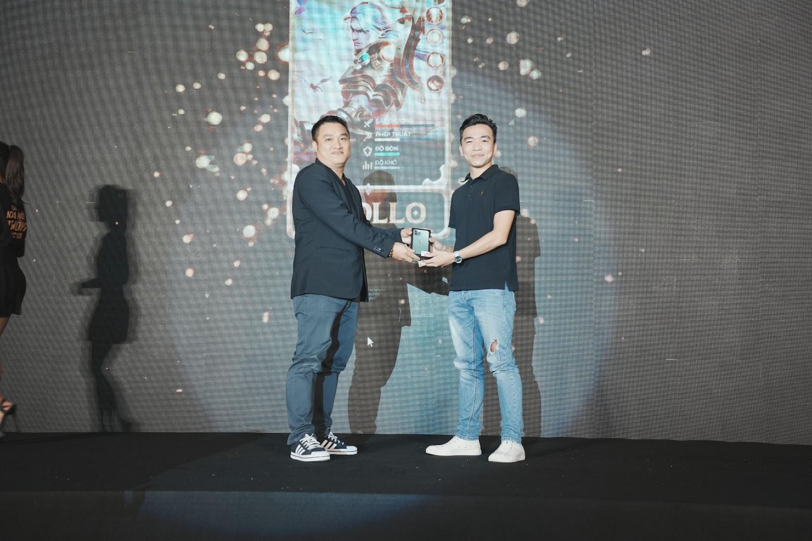 Lucky guest wins iPhone 13 Promax at the press conference