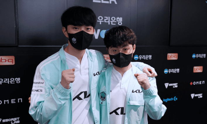 Deokdam (left) and ShowMaker both believe DK must play more proactively, even suggesting to learn from LPL teams